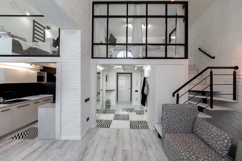 This Distinctly Black And White Apartment With A Mezzanine L(图4)